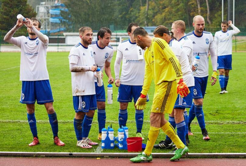 MILOŠ DVOŘÁK, TRENÉR TRUTNOVA: Stále nevidím nějaké zlepšení současné situace Zkrácený podzim se fotbalistům divizního Trutnova příliš nevydařil Spokojen s výsledky nemohl být ani trenér Miloš Dvořák.
