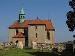 jednoduchý dvorec (viz i větší obrázek), záhy přibyl