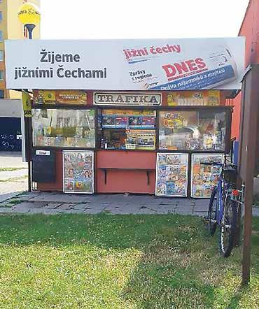 Nabízíme služby Sazky, přijímáme inzeráty, prodáváme cukrovinky, ale i vlastní kreslené pohledy Jindřichova Hradce. Předností naší trafiky je prostor, velká výloha a pracovní doba 5.