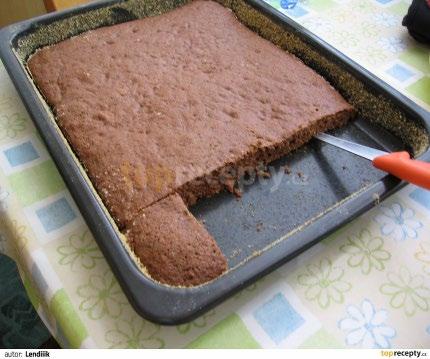 Recept na perník suroviny: 3 sklenice (hrníčky) polohrubé mouky, 1 sklenice cukru, 2 sklenice vlažného mléka, ¾ sklenice oleje, 2 vejce, 1 prášek do perníku, 1 vanilkový cukr, kakao (dle