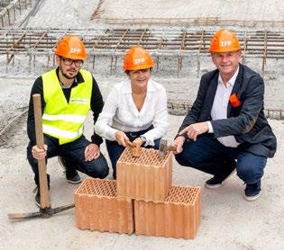 V současné době jsou všechny vnitřní prostory kompletně vybourány a v souladu s harmonogramem probíhají práce venku, doplnil stavbyvedoucí Radek Křemeček.