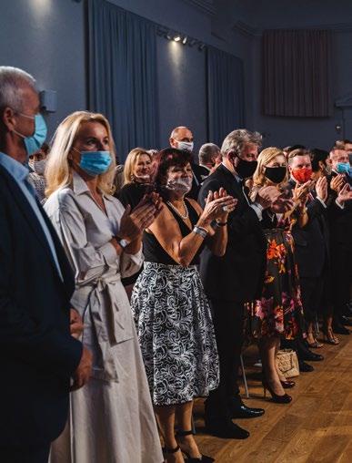 LEDNICKÉ JÍZDÁRNY PROBUDILA IMPOZANTNÍ HUDBA LEDNICKO-VALTICKÉHO HUDEBNÍHO FESTIVALU Lednice Výtečné hudební výkony, krásné prostory a přátelská