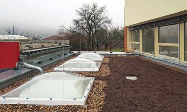 stavba propojena. Architekt zvolil dva vzájemně přes sebe položené objemy dvou pater a kombinaci dvou materiálů, dřeva a omítky.