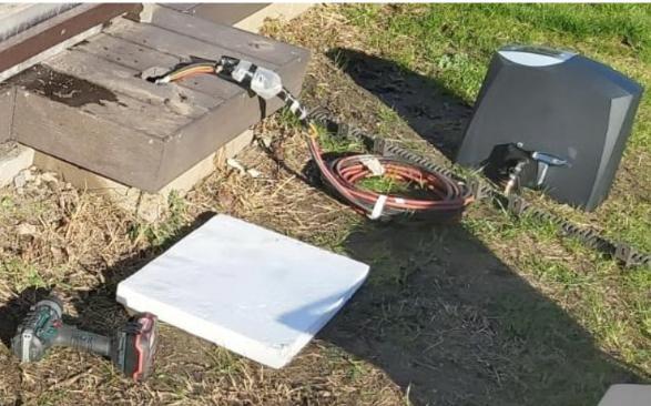 Do místa umístění pohonu je třeba natáhnout napájecí kabel 3c x2,5m a signální kabel např. SYKFY 3x2x0,5. Přívod do pohonu Tousek je spodní částí pohonu.