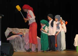 21 uviděli kreace šikovných děvčat pod vedením Markéty a Pavly Sáňkových a nakonec se nám představil taneční folklórní soubor Rájíček pod vedením paní Romany Zimolové.