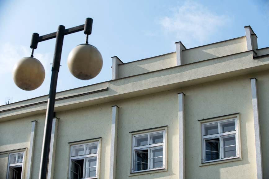 Navíc si při jejích častých návštěvách vylepšuji fyzickou kondici (nutnou k tenisovým kláním) cestou do svého úřadu po točitých schodech bez