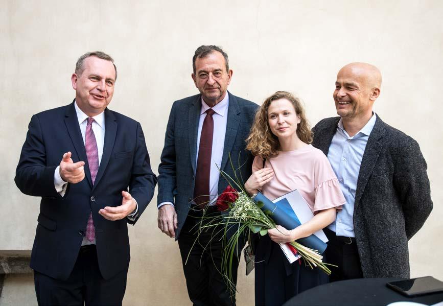 Alumni Forum 46 52 Usedá do ošuntělého křesílka hipstakavárny ve vnitrobloku a s potěšením se rozhlíží po miniaturní oáze uprostřed čtvrti, kde prosklené budovy nadnárodních firem postupně vytlačují