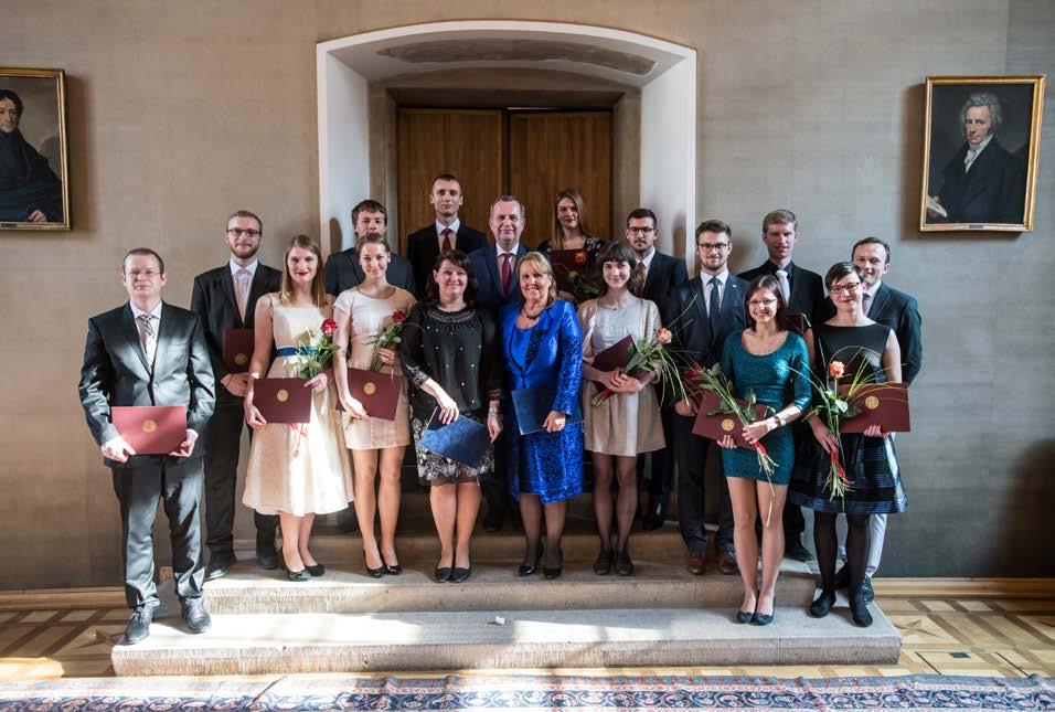 Personálie Forum 46 64 Rektor předal ceny nejlepším studentům a absolventům TEXT red. FOTO René Volfík Noc vědců šetrně k planetě 27. 9. 2019 Právnická fakulta Vlastenecký sál Univerzity Karlovy se 8.