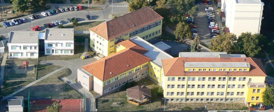 Kapacita školy - 850 žáků 1. stupeň 20 tří