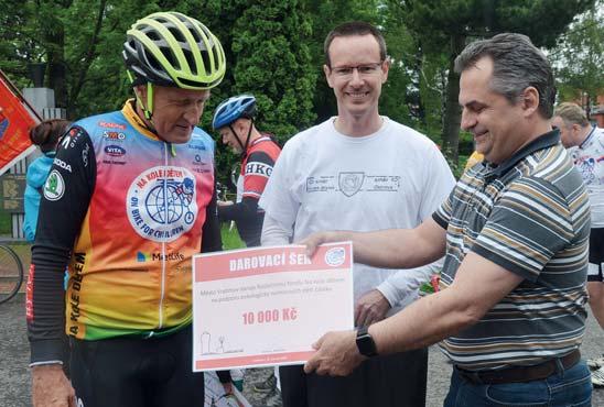 Spolu s dalšími je uvítali starosta Martin Čech a místostarosta David Böhm, kteří předali vedoucímu pelotonu darovací šek města na 10 tisíc