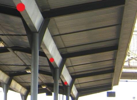 Nadzemní vedení pod zastřešením nástupiště v ochranném prvku užším než 80 cm včetně. Pro mapování neměřit. Pro DSPS měřit obvykle osu korýtek ve výšce spodní plochy korýtka.