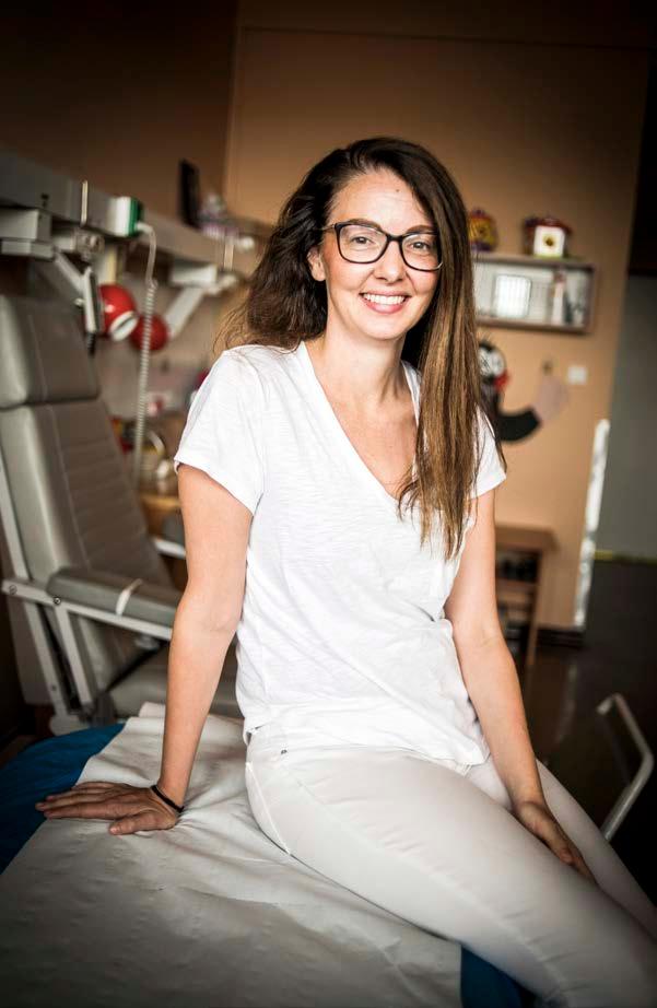 MUDr. Lenka Petruželková, Ph.D., je absolventkou 1. lékařské fakulty UK, nyní pracuje na Pediatrické klinice 2. LF UK a FN Motol jako sekundární lékařka.