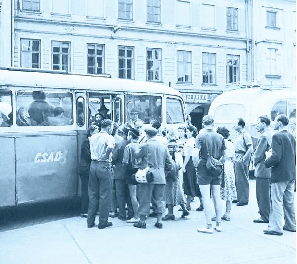kraje, kraje budovatelů socialismu. Na snímku turisté odjíždějí z Frenštátu na lanovku na Pustevny. Str.