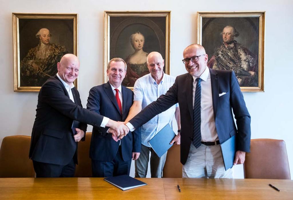 Podpis připojil na dálku za UP také olomoucký rektor Jaroslav Miller.