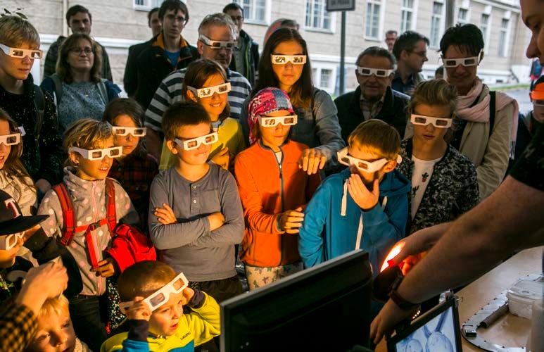 Už čtrnáctým rokem vždy na podzim jeden večer / jednu noc otevírají vědecké instituce, muzea, technická centra a vysoké školy své brány a dělí se s veřejností o své