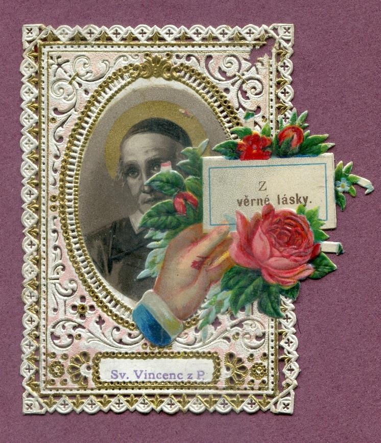 Příloha č. 20. Svatý obrázek, litografie překrytá květinou. 246 Inv. č. 060998 Svatý Vincenc z Pauly. Litografie aplikovaná na krajkovém, zlaceném podkladu.