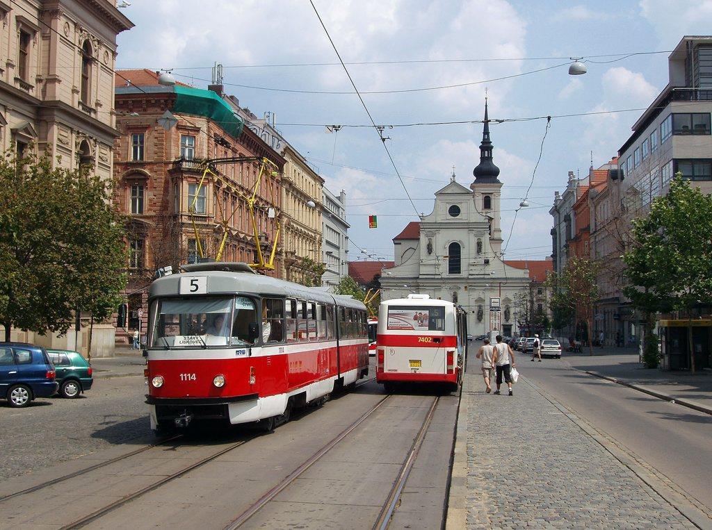 Obrázek 11: původní zastávka Česká pro linky 5, 6 a 7 směr Moravské náměstí (13) Před rekonstrukcí se zastávka pro linky 5, 6 a 7 jedoucí od Mendlova náměstí nacházela před Ústavním soudem.