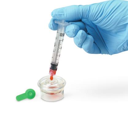 Ihned po odběru vzorku (aby se krev nesrazila) dávkujte 0,6 0,8 ml neupravené plné krve (bez aditiv) do separátoru plné krve s lithium heparinem za použití neupravené stříkačky bez jehly.