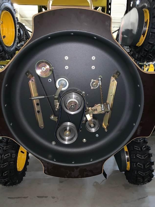 8.13 POHONNÉ ŘEMENY A ŘETĚZY ŘEMEN POHONU HYDRAULICKÉHO ČERPADLA A POHONU ŽACÍHO NOŽE VAROVÁNÍ Ujistěte se, zda je před kontrolou pohonu vypnutý motor. Před kontrolou vyjměte klíč.
