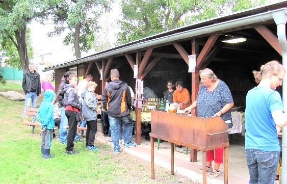 Ti, kteří se odradit nenechali, nám většinou potvrdili, že udělali dobře. V 11 hod. se nablýskané traktory, většinou značky Zetor, vydaly na spanilou jízdu do Strupčic.