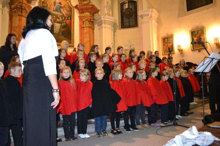Školní klub ve šk. roce 2014-2015 v něm pracovalo 115 žáků, kromě kroužků zahrnuje jedno oddělení s vychovatelem, v němž pod vedením Bc. Radka Holmana pracovalo 14 dětí.