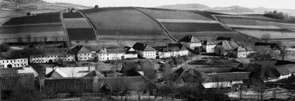 124 125 a d sklon střechy, přesah střechy b c Historický panoramatický snímek Bělé, na níž je dobře patrné členění hmot objektů a podoba