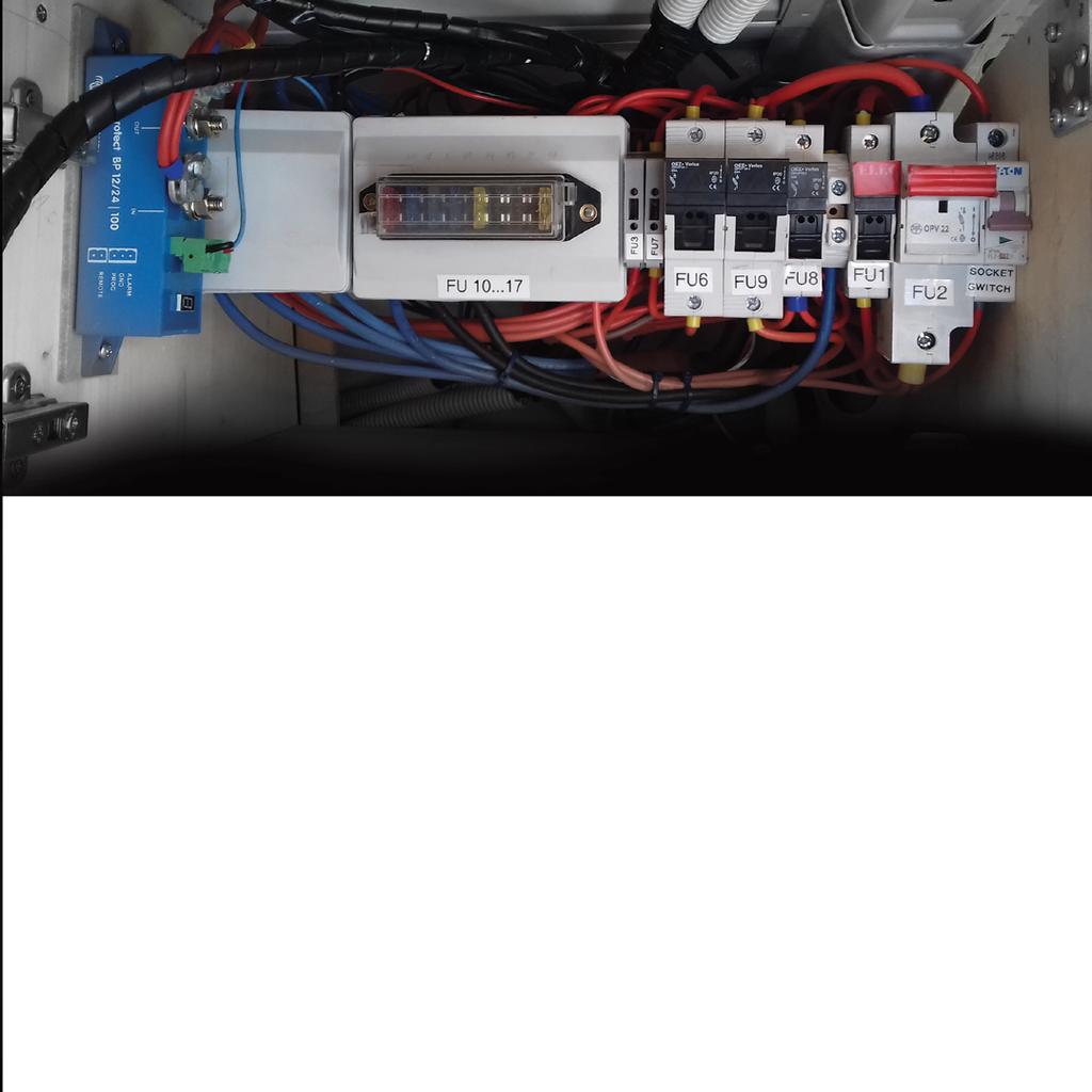 Foto z instalace Používáme řádně barevně značené a ukončené splétané vodiče, v trasách chráněné trubkami, spirálními bužírkami atd.