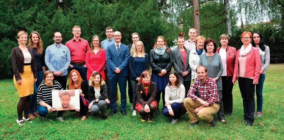 Všichni pracovníci ústavu v roce 2017 Výuka biologie prodělala složitý vývoj v závislosti na rozvoji celého oboru veterinární medicíny a v závislosti na osobnostech odpovědných za výuku.