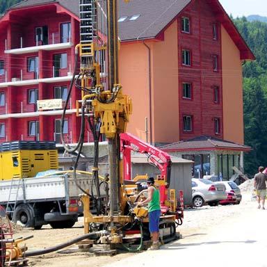 kachlovými kamny zemní plošný kolektor o celkové délce 550 m (typ FAST). Zapojení: nerezový bojler ACV 240 litrů, akumulátor 300 litrů.