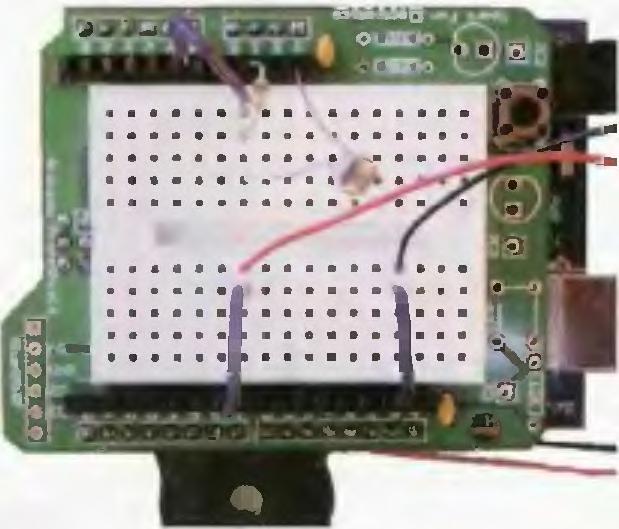 veškerými "užitečnými" vývody pro styk s okolním prostředím. Základní součásti desky Arduino jsou patrné z obrázku vpravo nahoře (deska je zde ve skutečně velikosti).