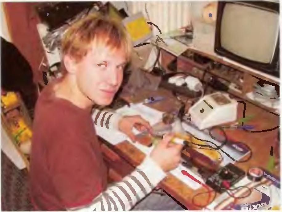 Na pravém obrazku je nejmladší účastník soutěže, Vilek Březina s Jiřím Sekerešem, OK2PKB.