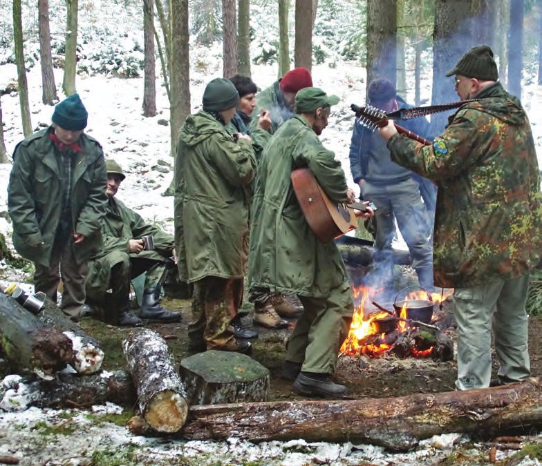 Po hezkém víkendu jsem zasedl k počítači a vlezl na facebook a koukaly tam na mě fotky trampského campu, o kterém vím, že osada, která ho stavěla, má k němu velký citový vztah.