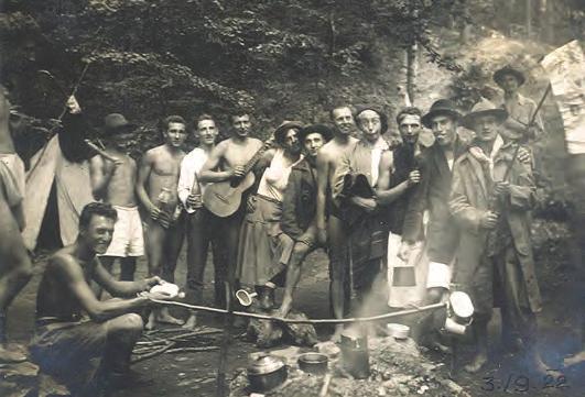 na Vydří doupě, postavené na terase lomu. Fotografie Vydřího doupěte v článku je z tohoto záběru a zatím jde o jedinou zřetelnější fotografii tohoto nejstaršího známého trampského campu.