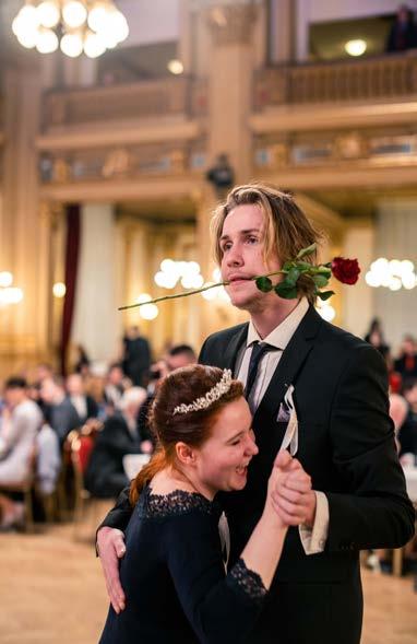 profesorkou třídy Ivankou Pavlištovou. Po sólech pro maturanty a jejich rodiče a maturanty s profesory následoval tradiční sběr peněz do plachty a poděkování profesorskému sboru.