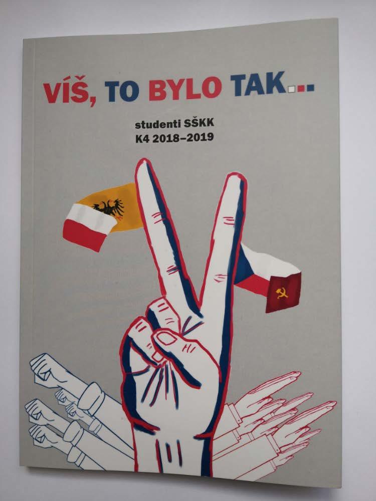 JAK STUDENTI TŘÍDY K4 NAPSALI KNIHU... Jak a proč vznikla tato kniha Byla polovina srpna 2018, jel jsem autem a poslouchal v rozhlase reportáž k blížícímu se 50.