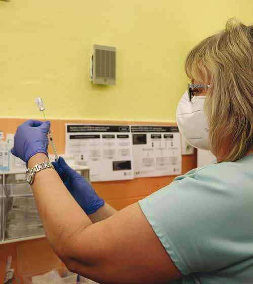 Očkování proti covidu začalo, vyhrazeno je na ně několik pracovišť Prvních 975 dávek vakcíny proti nemoci covid-19 dorazilo v závěru loňského roku do Fakultní nemocnice v Plzni. Očkování začalo 31.