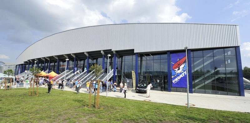 2.2.4 PIRÁTSKÁ ARÉNA CHOMUTOV Multifunkční aréna v Chomutově je krytá sportovní hala, která byla otevřena v dubnu roku 2011.