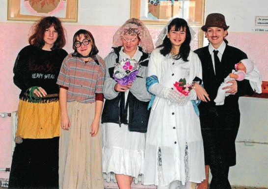 Mušková PS: Stylové archivní foto Masopust 2007 Připravované projekty Jak si jistě mnozí z Vás všimli, dostala budova 1. stupně ZŠ a Úřadu městyse novou střechu.