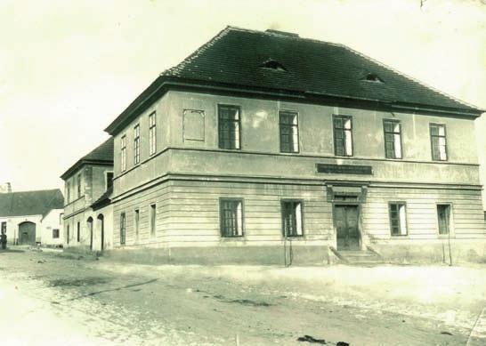 Proto jsme se rozhodli část vnitřních rekonstrukcí etapizovat. S jistotou můžeme říci, že letos dojde k rekonstrukci části vstupní chodby úřadu a dvou přízemních místností.