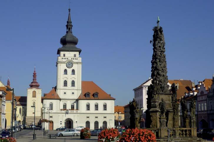 Návštěva Žatce bývá pro lidi odjinud velkým překvapením; málokdo čeká tak obrovské náměstí a honosnou architekturu, která postupně prochází renovací.