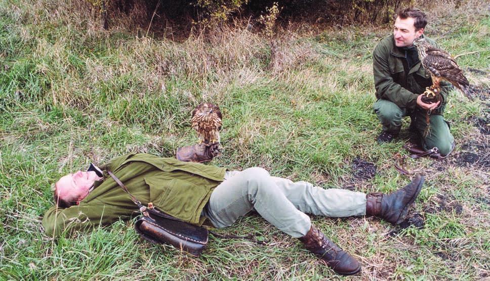 Věnování Zdeňku, již půl roku si pohrávám s myšlenkou, že napíši knížku,něco o sokolnictví a vše dostupné o jestřábu lesním a jeho výcviku a Tobě ji jako prvnímu věnuji.