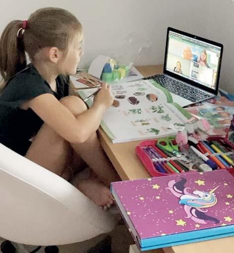 Jedna maminka se omlouvá, že se připojili v jiný čas Zjišťujeme, že jeden žák nás slyší, ale my jej neslyšíme Naštěstí během chvilky doma našli tablet, na němž výuku zprovoznili.