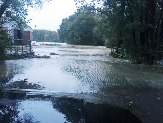Po opadnutí vysoké vody nám na cyklostezce zůstal několikacentimetrový nános bahna, který používání cyklostezky znemožňoval.