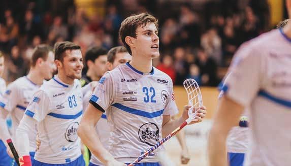 8 ROZHOVOR S MARTINEM SZWEDOU V roce 2017 slaví florbalový klub Z.F.K. Petrovice 20 let své existence. Během této doby si florbal vyzkoušely stovky zájemců.