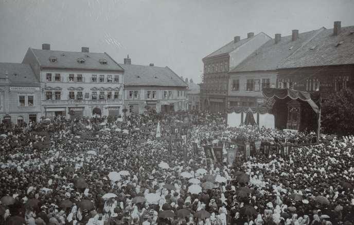 V životě obyvatel města tradičně zastávaly významné postavení náboženské svátky, což dokladuje i fotografie zaplněného Dolního náměstí během pontifikální (slavnostní) mše sloužené olomouckým