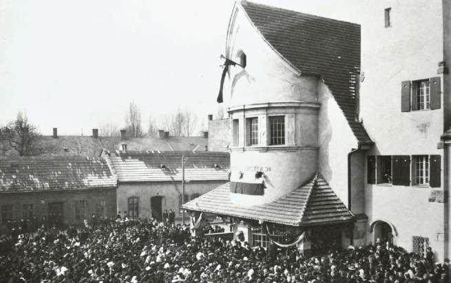 výročí vlády mocnáře). Svatostánek na Velkých Novosadech, jehož stavbu provedl v letech 1907 až 1908 dle návrhu profesora architektury Kuhlmanna stavitel Jonáš z Hranic, posvětil ve středu 25.