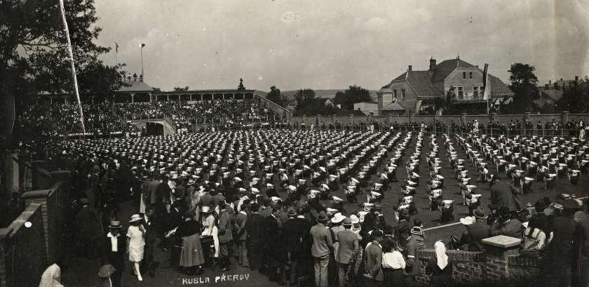 aktuální informace na stránkách pořadatelů jednotlivých akcí. nosti stromového dne v neděli 27. dubna 1919 symbolicky mládež mladé republiky v podobě přerovských žáků a studentů.