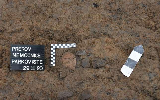 V roce 1999 pak zdokumentoval dva porušené archeologické objekty ve výkopu základů pavilonu Krajské hygienické stanice.