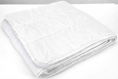 hmotnost 1100 g. Potah z 65 % polyester/35 % bavlna. Praní na 95 C. Včetně tašky.