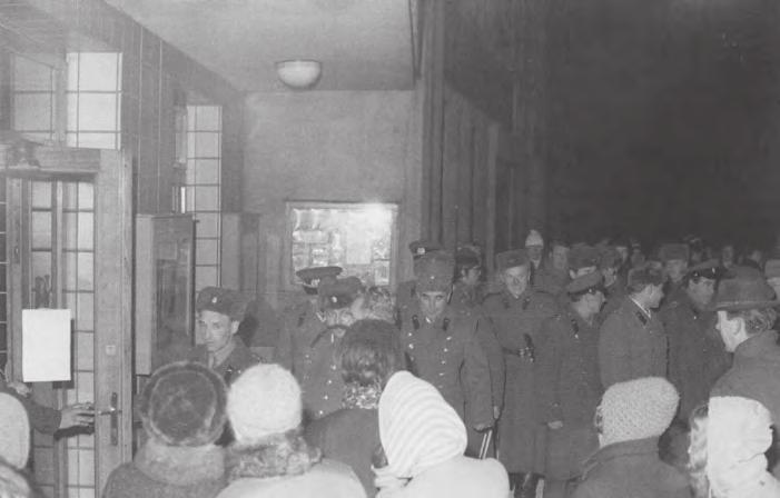 416 Soudobé dějiny XXV / 3 4 Příchod příslušníků Sovětské armády na shromáždění v Semilech dne 14.